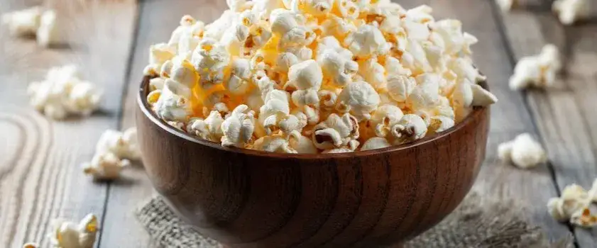 Ile kalorii ma paczka popcornu? Sprawdź, co naprawdę jesz