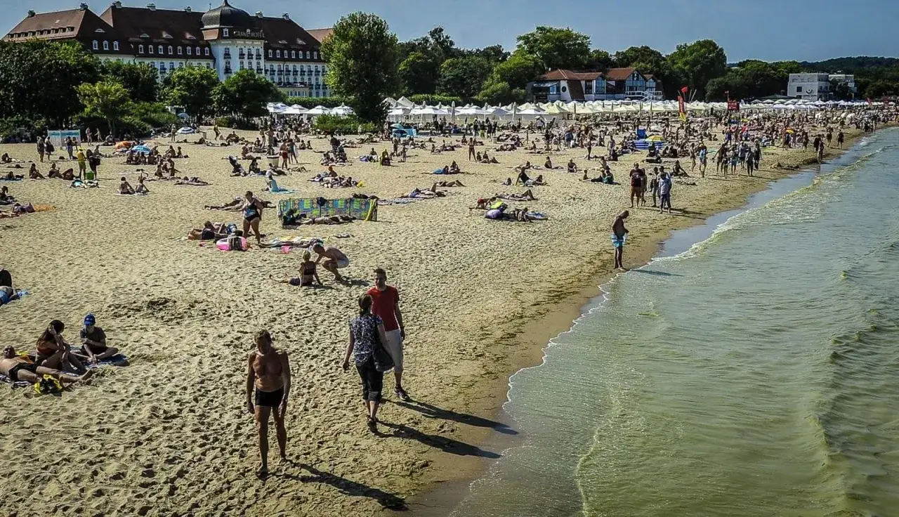 Kąpiel w Bałtyku: Bezpieczeństwo, sinice, GIS. Sprawdź, zanim wejdziesz!