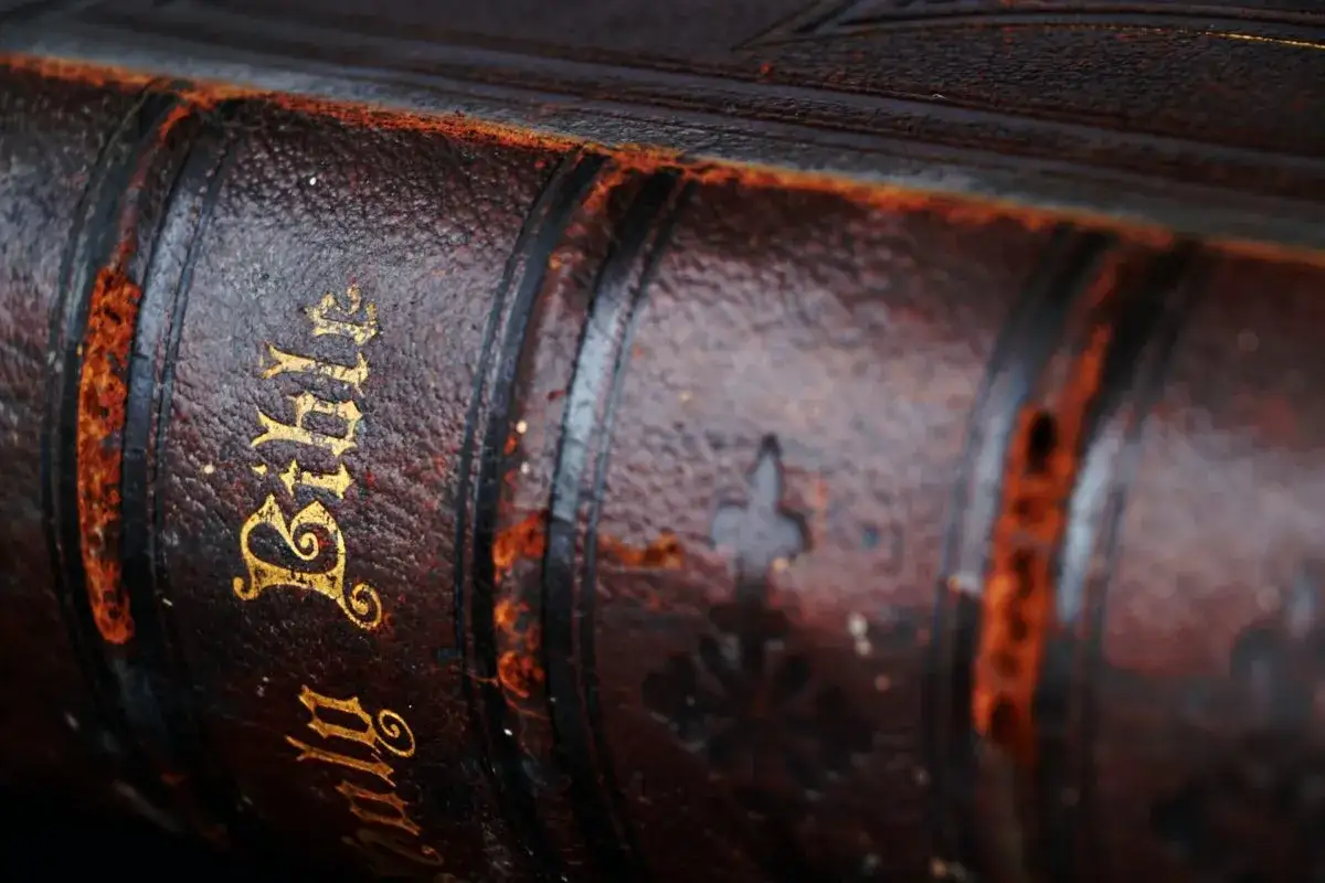 Stara, skórzana oprawa Biblii. Złoty napis "Bible" i zdobienia. W tej księdze znajdziemy historie o tym, jak zginęli apostołowie.