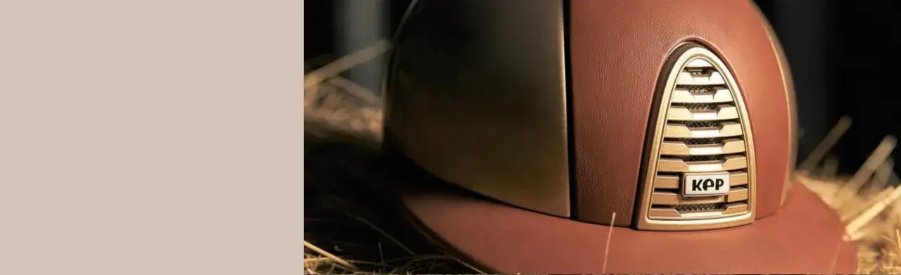 Brązowy kask jeździecki KEP Italia z metalicznym elementem i logo.
