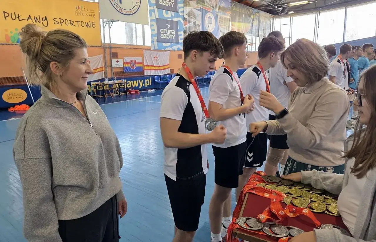 Bartosz Kuczyński i inni młodzi sportowcy odbierają medale po zawodach.