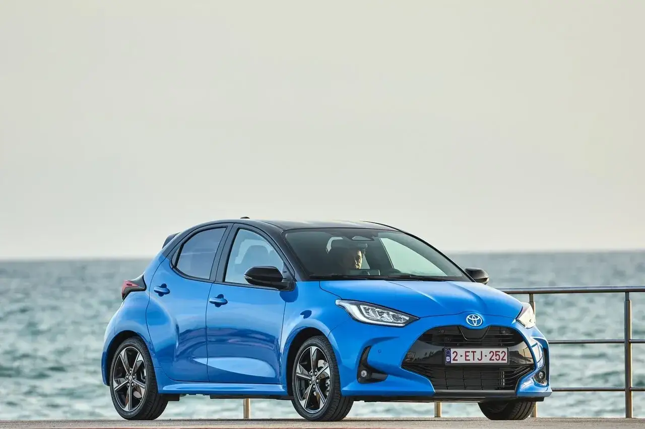 Niebieskie auto miejskie, idealne auto do 50 tys. zł, stoi nad morzem.