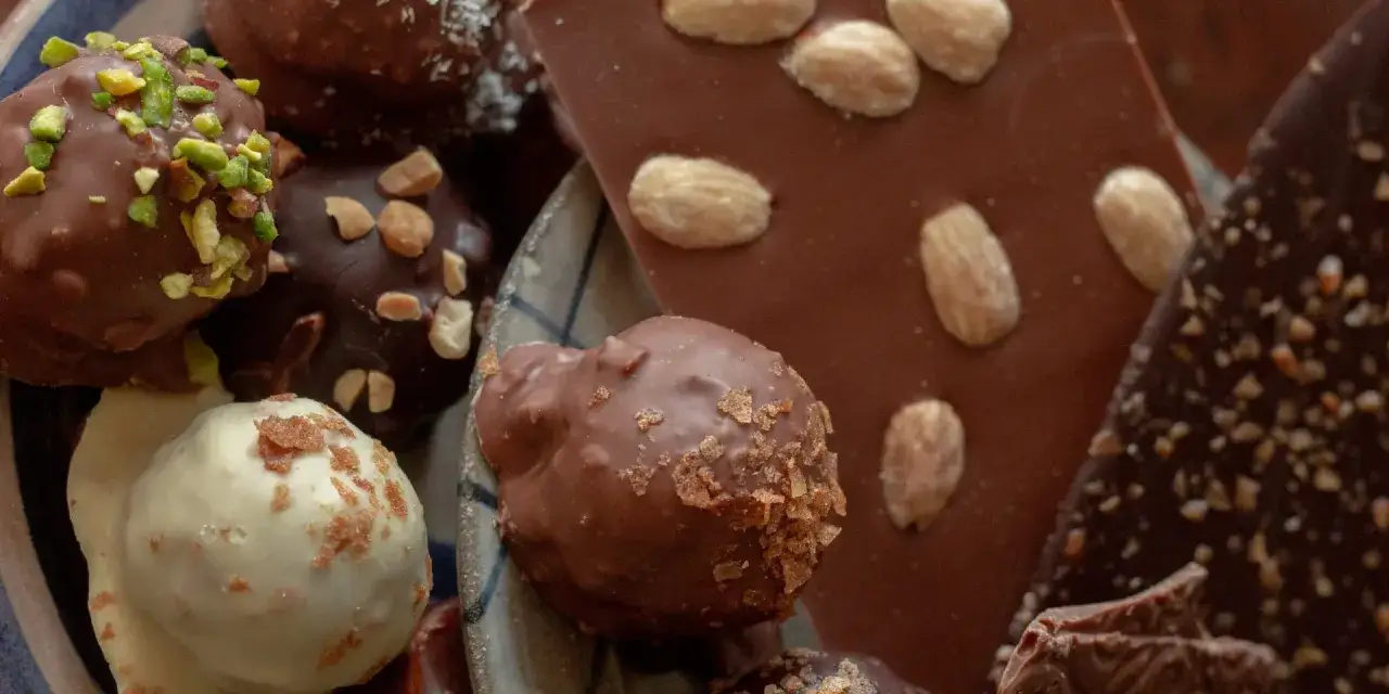Assortiment de chocolats, dont des truffes pistaches et amandes, une spécialité Île-de-France gourmande.