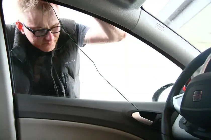 Jak bezpiecznie otworzyć Audi A4 B7 bez kluczyka - metody awaryjnego dostępu