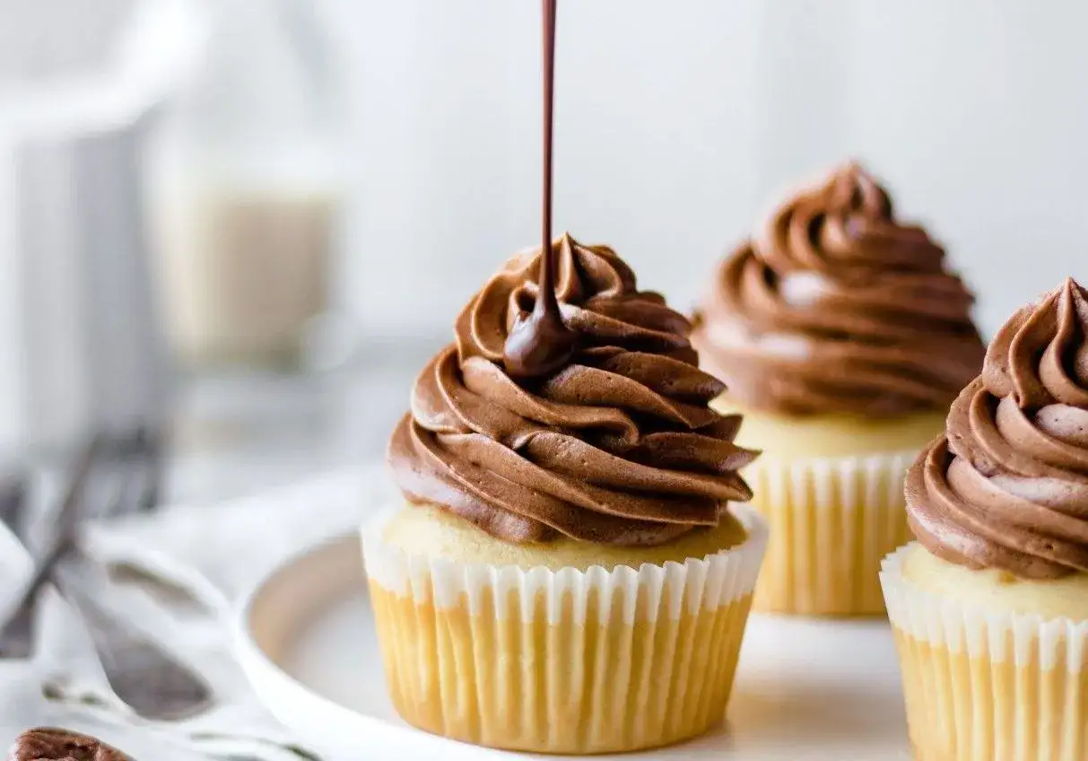 Goutte de ganache chocolat pour tarte sur un cupcake crémeux.