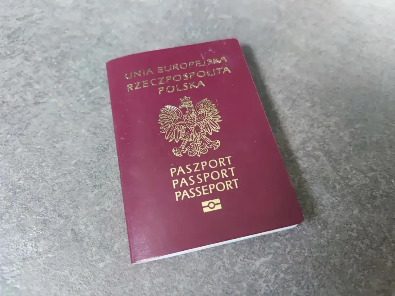 Polski paszport, symbol podróży do krajów, gdzie trzeba mieć paszport.
