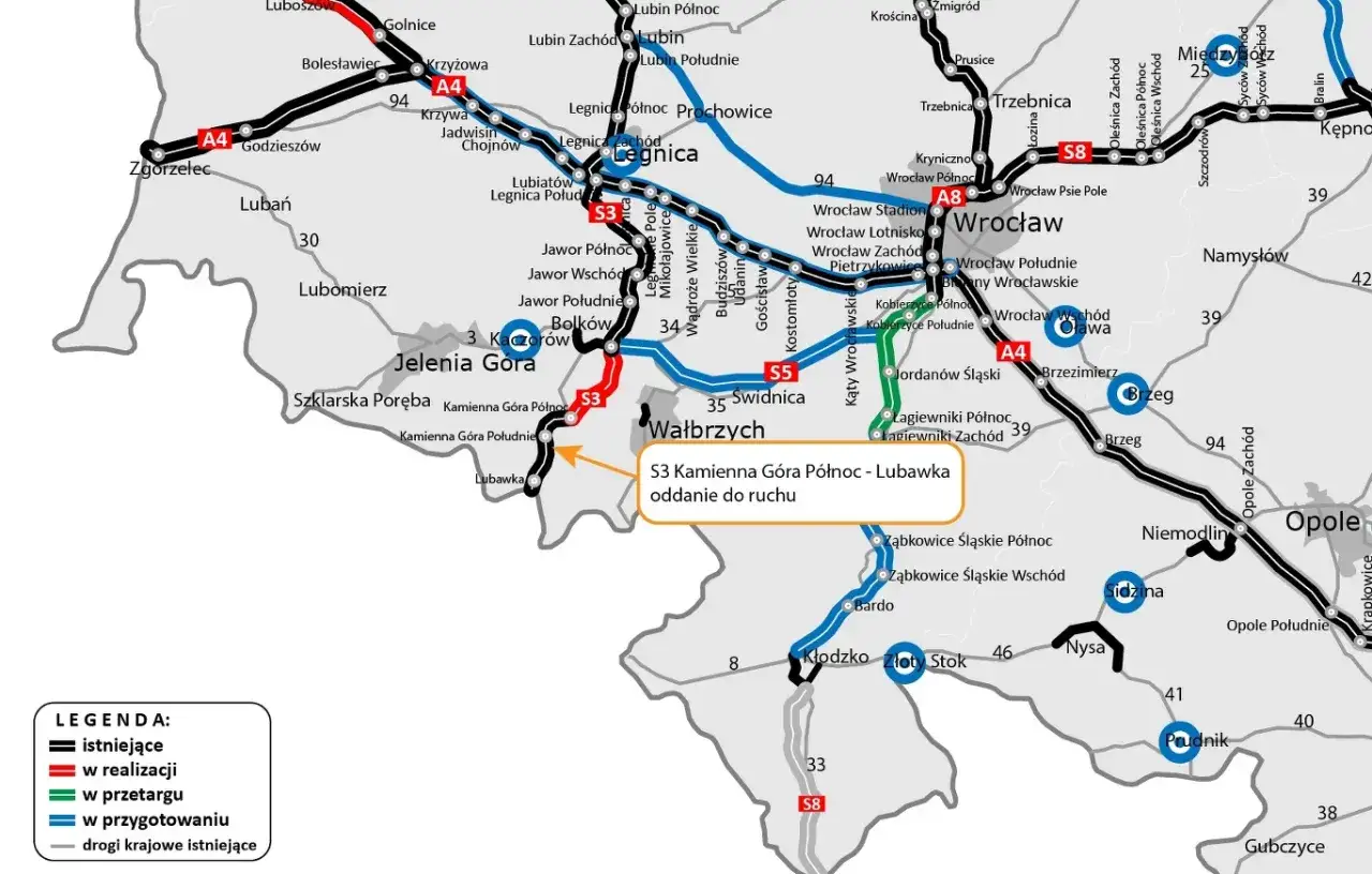 Mapa drogowa Dolnego Śląska z zaznaczoną autostradą A3, drogami krajowymi i ich statusem.