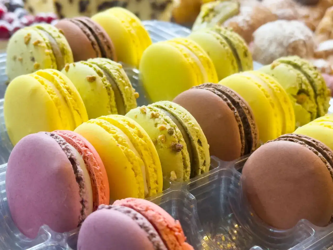 Douceurs colorées, ces macarons évoquent les spécialités culinaires d'Île-de-France. Un délice pour les yeux et les papilles.