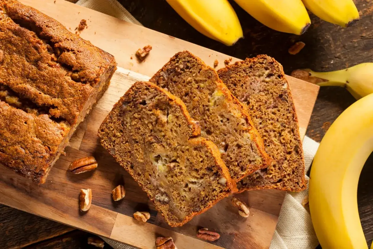 Chlebek bananowy z zakalcem? Poznaj przyczyny i 3 złote zasady