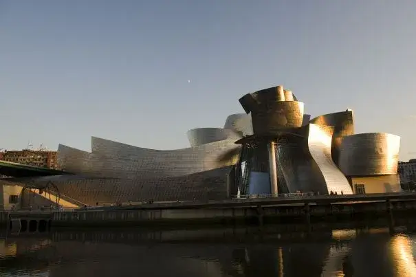 Muzeum sztuki nowoczesnej w Bilbao – historia, architektura i wystawy