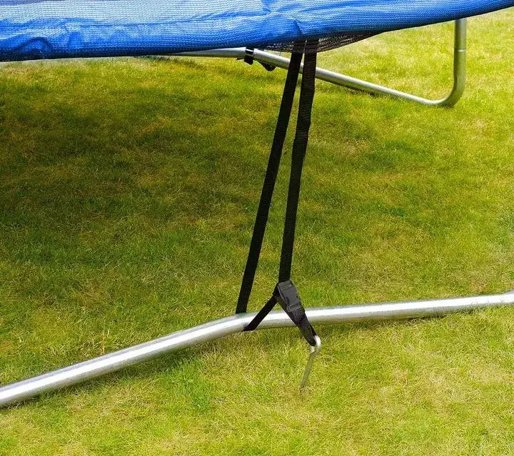 Jakie kotwy do trampoliny wybrać: poradnik bezpiecznego mocowania w ziemi