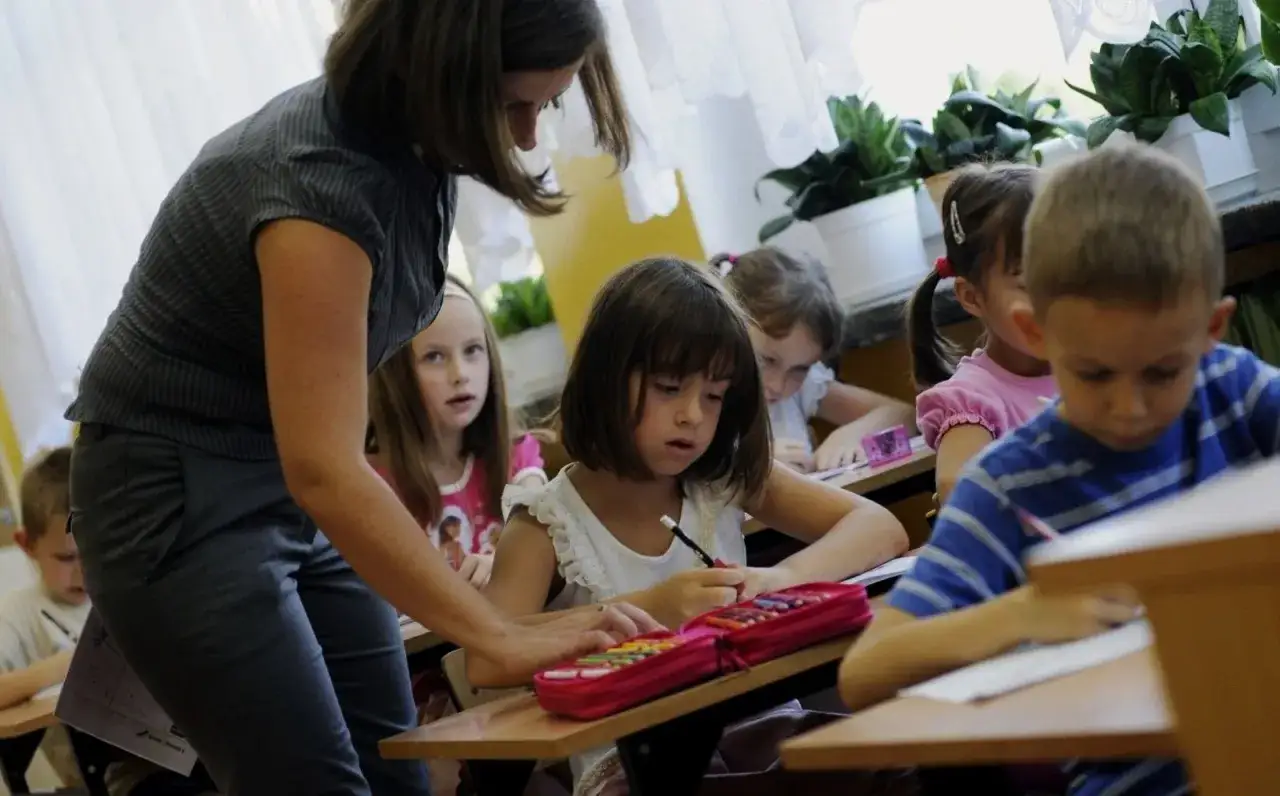 Ile zarabia pedagog szkolny? Zarobki i czynniki wpływające