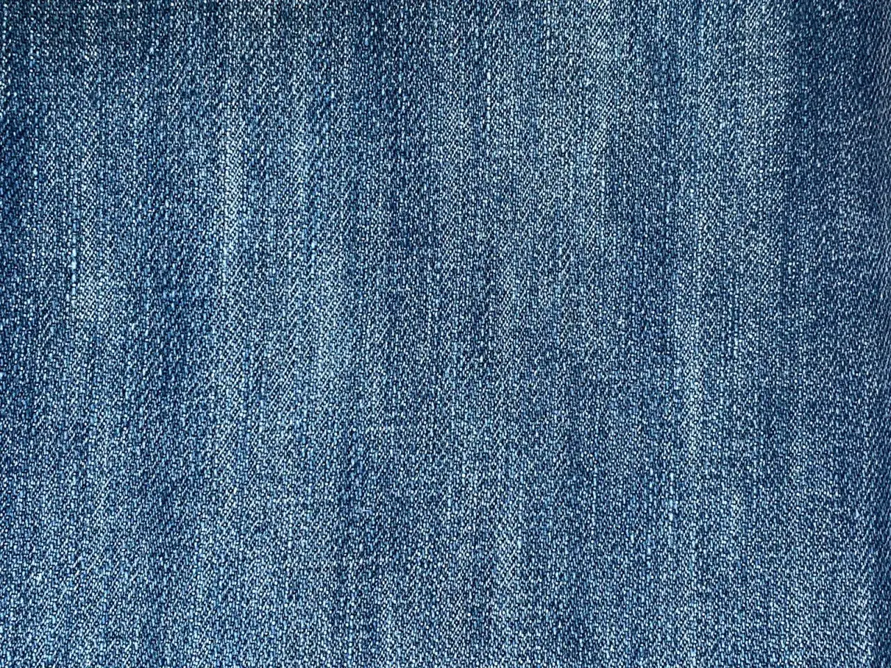 Stylizacje jasnych jeansów, które odmienią Twój codzienny look
