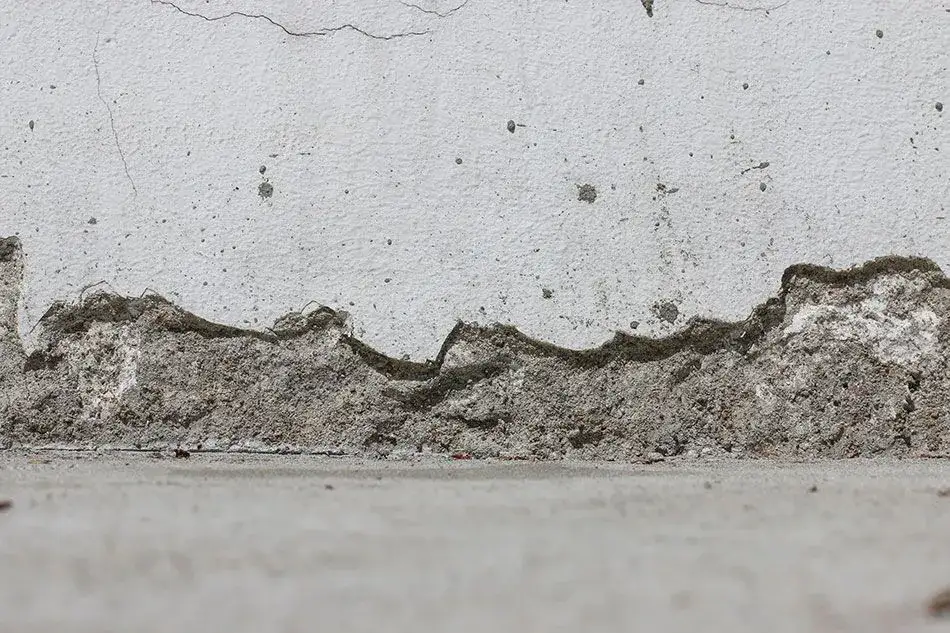 Sypiący się tynk: skuteczne sposoby wzmocnienia i renowacji krok po kroku