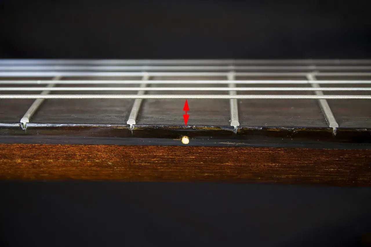 Jak prawidłowo ustawić akcję strun w gitarze elektrycznej - poradnik eksperta