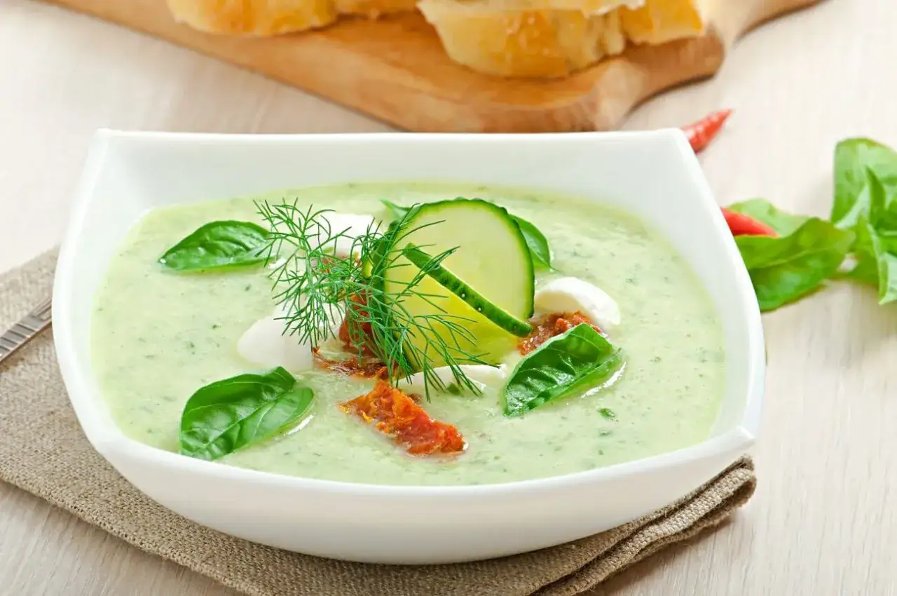 Prosta zupa ogórkowa krok po kroku. Domowy przepis, który zachwyci każdego!