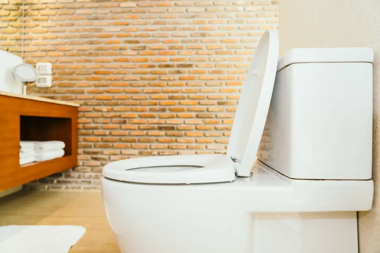 Ile kosztuje montaż WC? Sprawdź, co wpływa na cenę instalacji