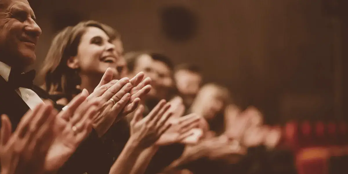 Jak się ubrać do teatru na kabaret, aby czuć się komfortowo i elegancko