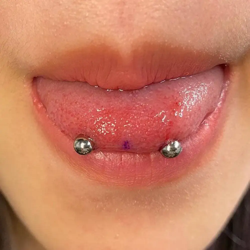 Czym jest snake eye piercing? Ryzyka, pielęgnacja i alternatywy dla tego kolczyka