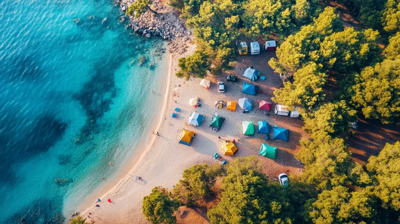 Jakie pola namiotowe w Rowach są najbliżej plaży? Ceny i opinie!