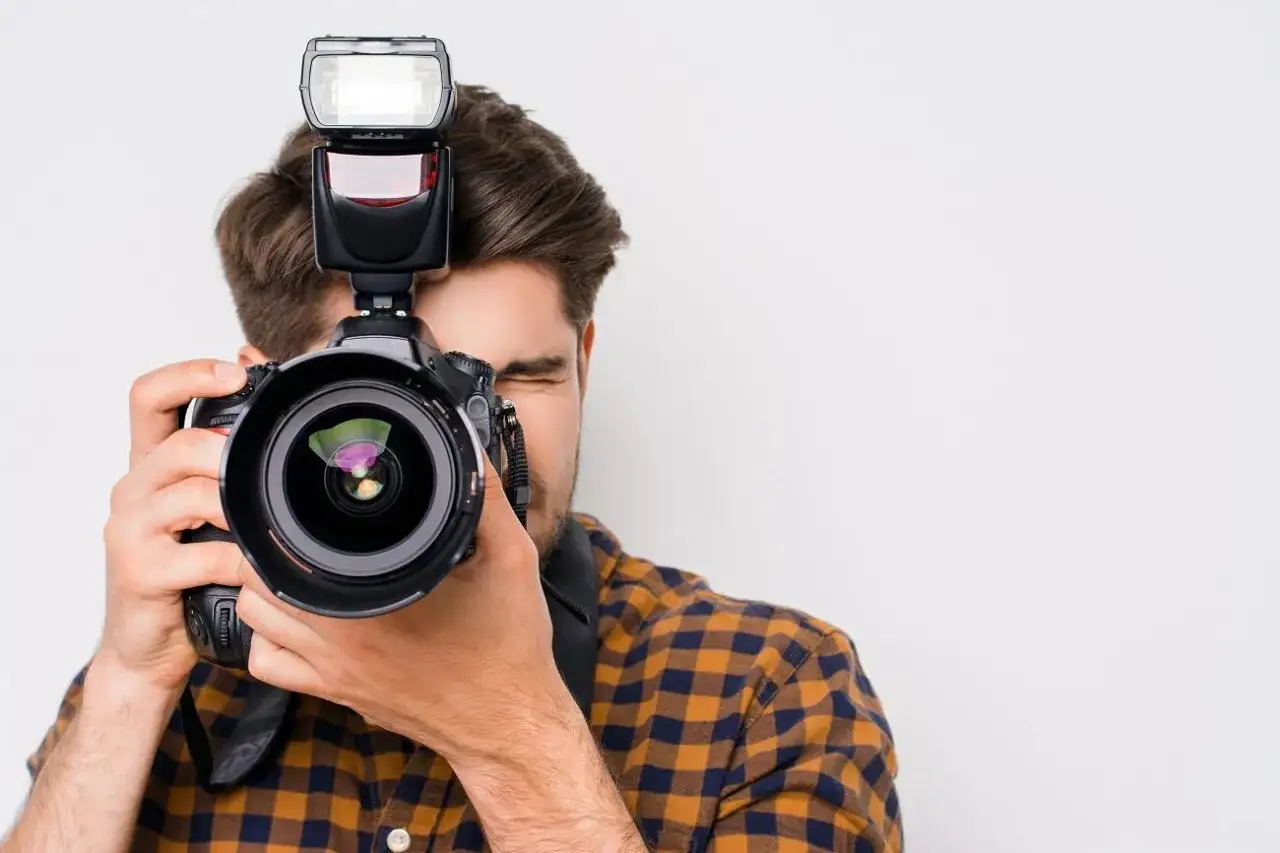 Jak prawidłowo zsynchronizować lampę błyskową z aparatem - poradnik fotografa