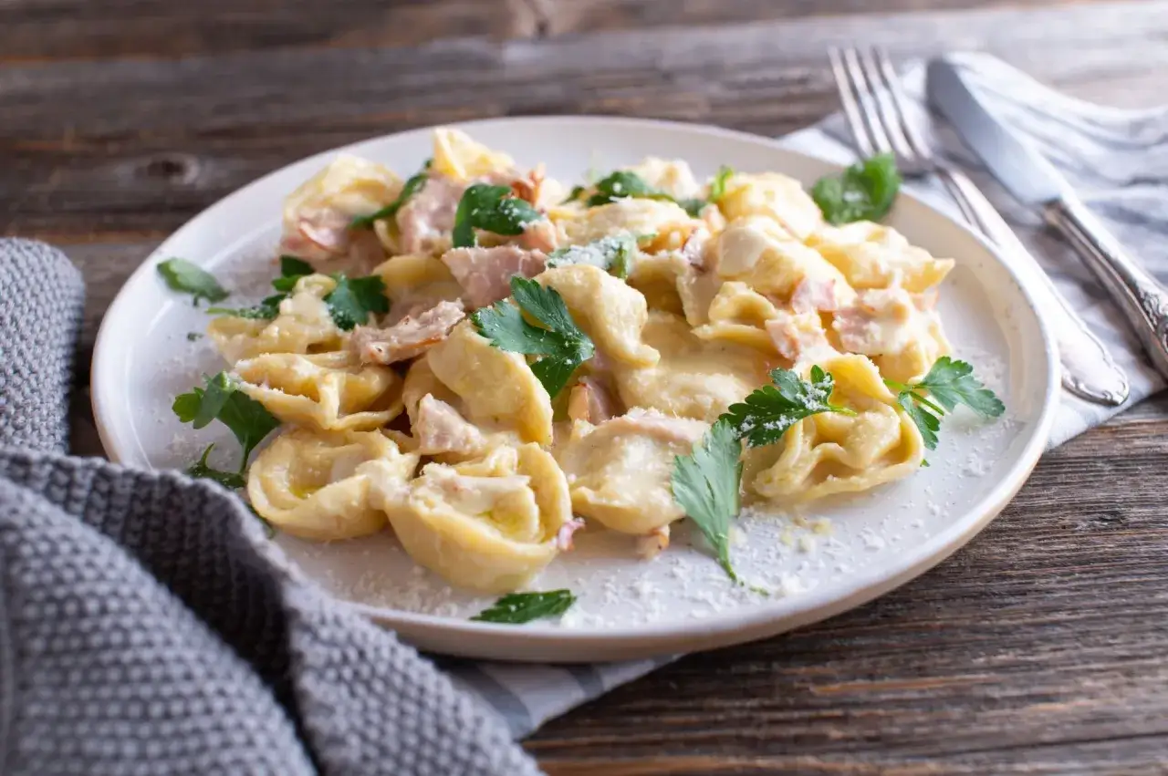 Jak zrobić tortellini z szynką – prosty przepis na pyszne danie