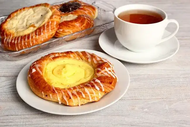 Ile kcal ma drożdżówka z serem? Poznaj kaloryczność i wartości odżywcze