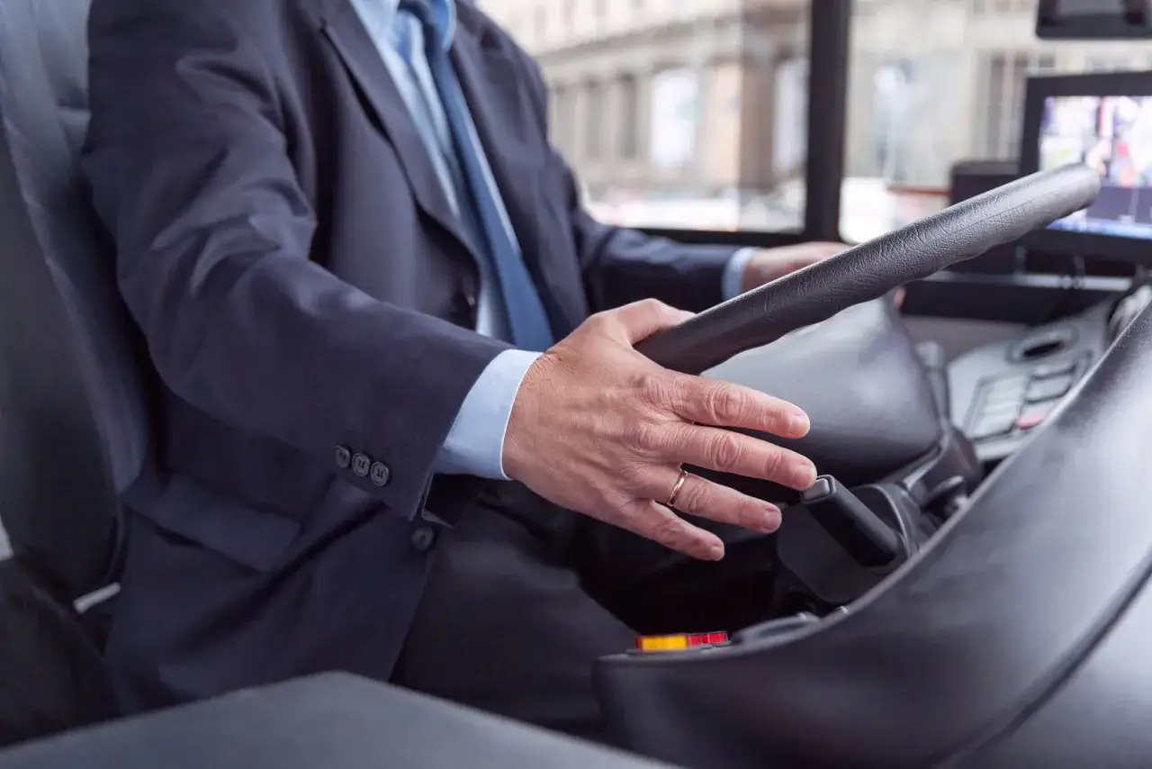 Czy kierowca autobusu może sprawdzać bilety? Poznaj fakty
