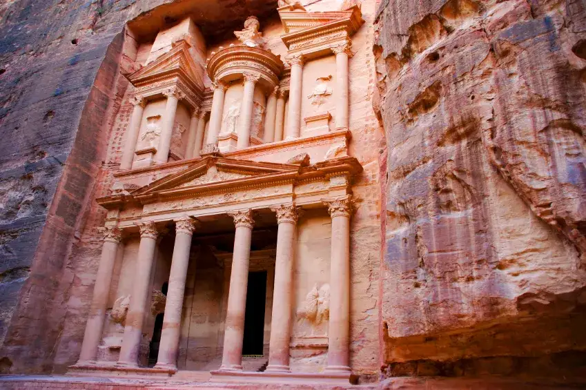 Poznaj wszystkie lokalizacje gdzie kręcono filmy Indiana Jones - fakty i opinie