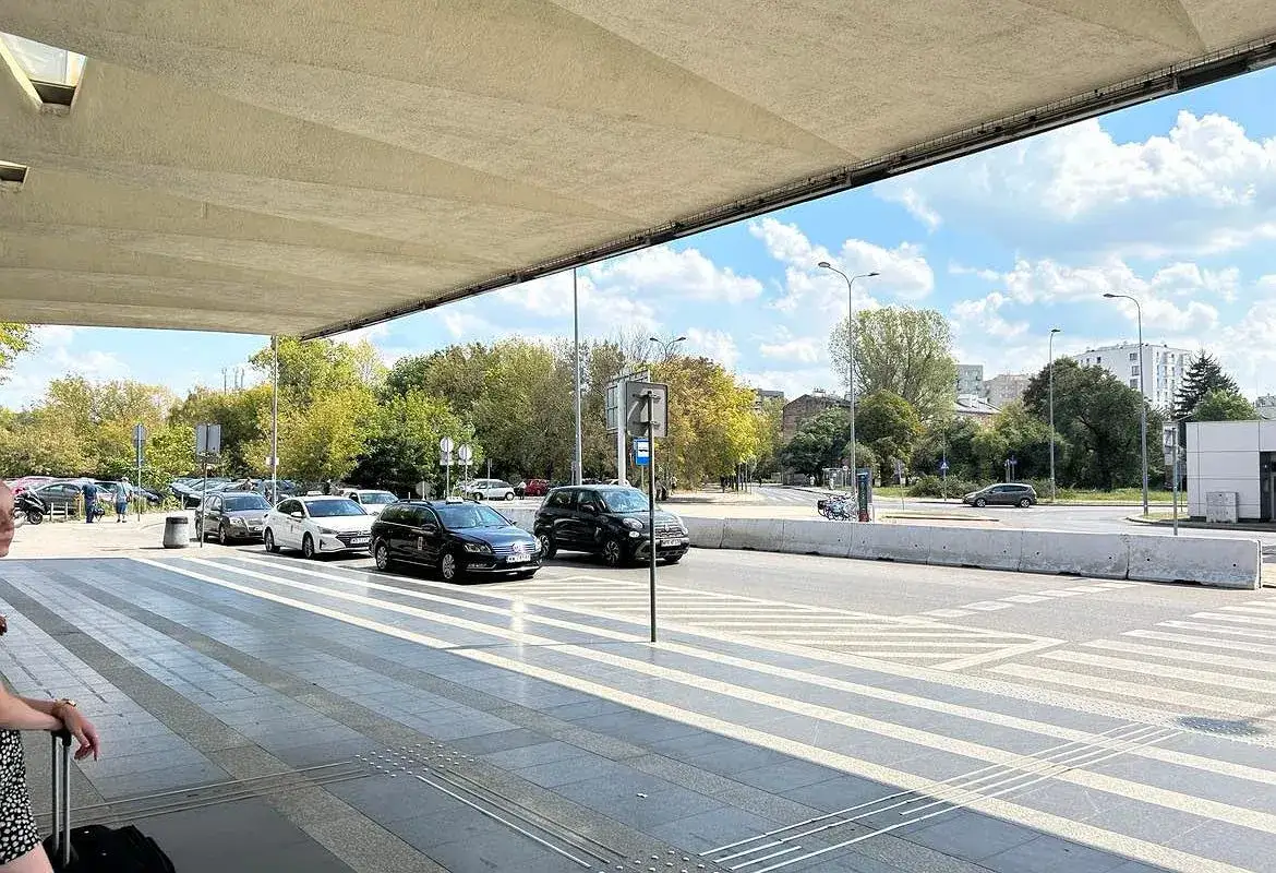 Ile kosztuje taxi z lotniska Chopina na dworzec wschodni? Sprawdź ceny!