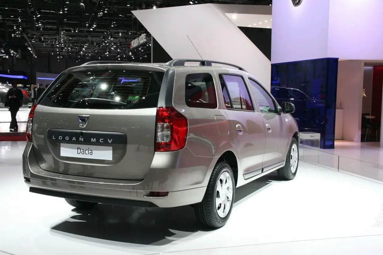 Nowy Dacia Logan MCV II na wystawie, elegancki kombi w kolorze szampańskim.