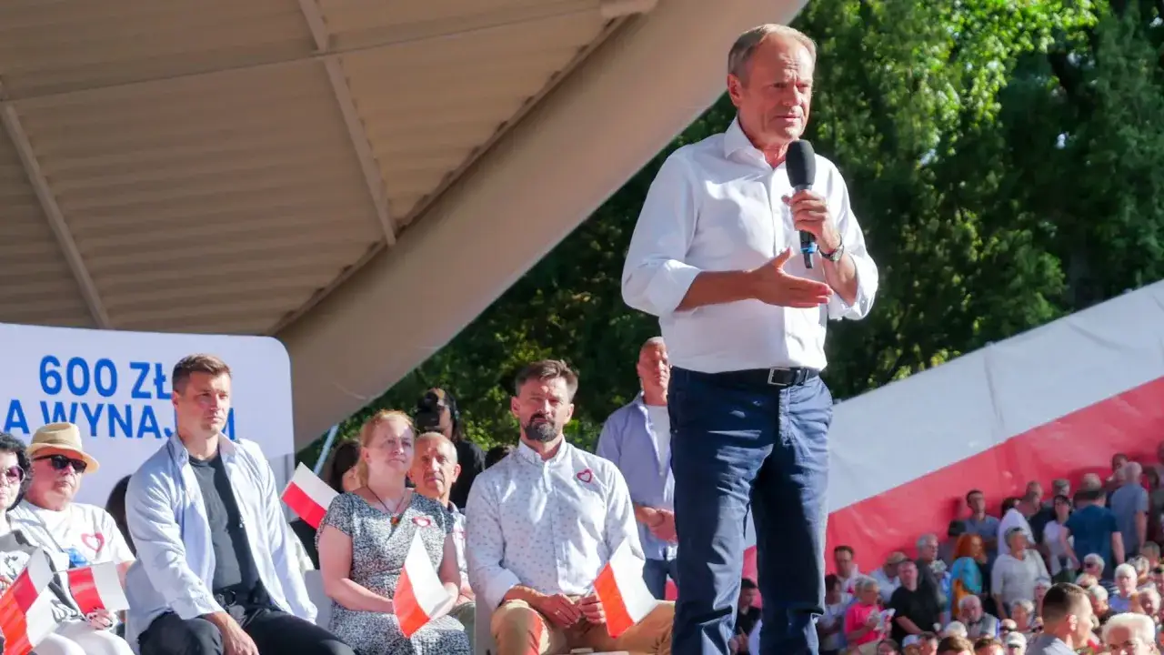 Donald Tusk przemawia w Koszalinie do zgromadzonego tłumu. Na banerze widnieje napis "600 zł".