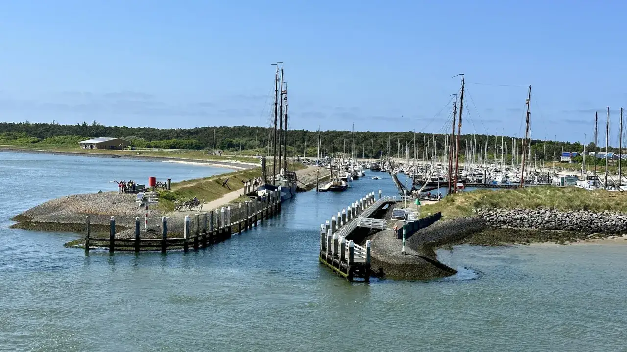 Segelboote im Vlieland Hafen, ein malerischer Anblick an einem sonnigen Tag.