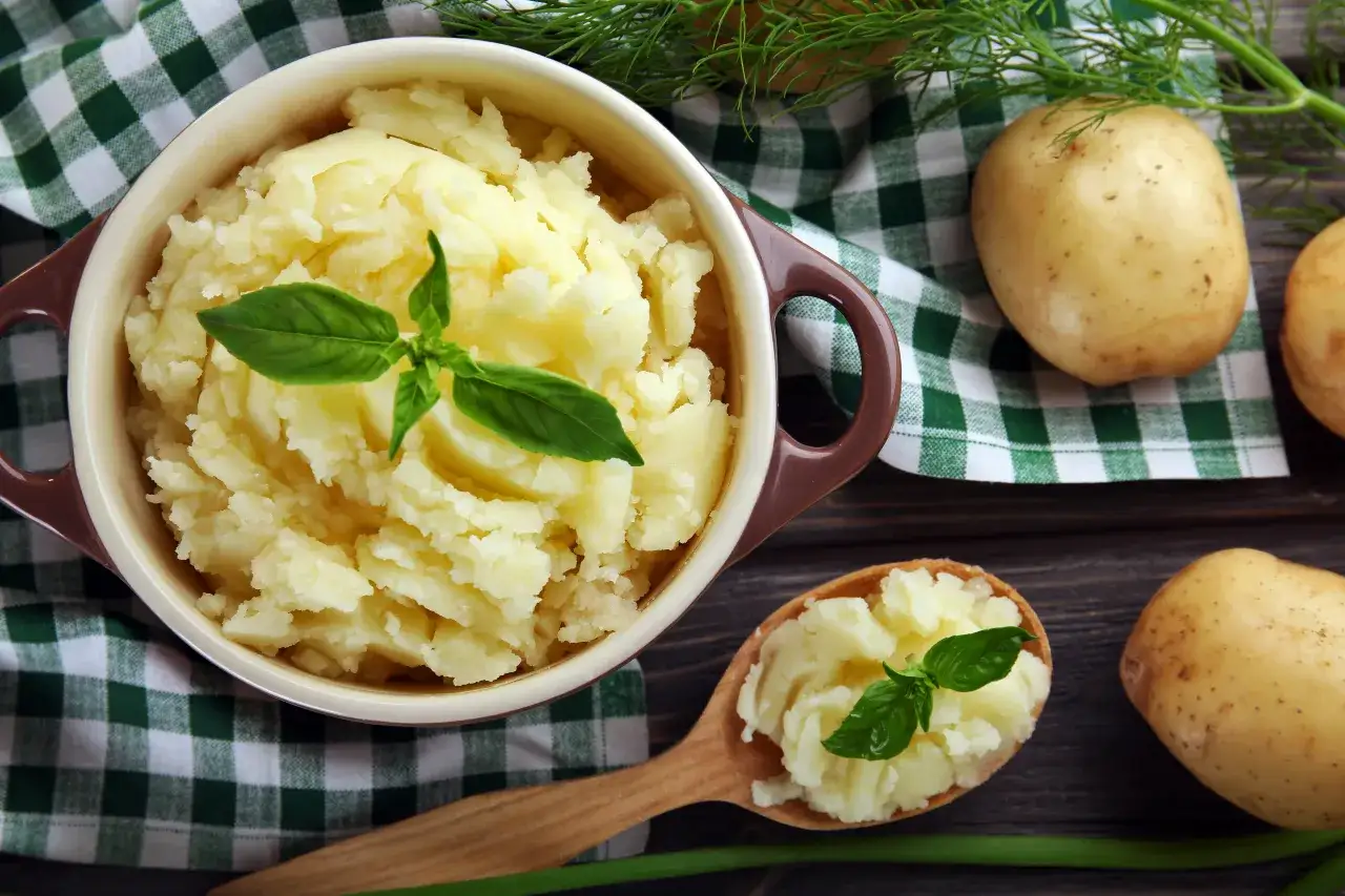 Pyszne puree ziemniaczane, idealne jako dodatek do obiadu. Ziemniaki to wszechstronne warzywo, z którego można zrobić wiele pysznych dań.