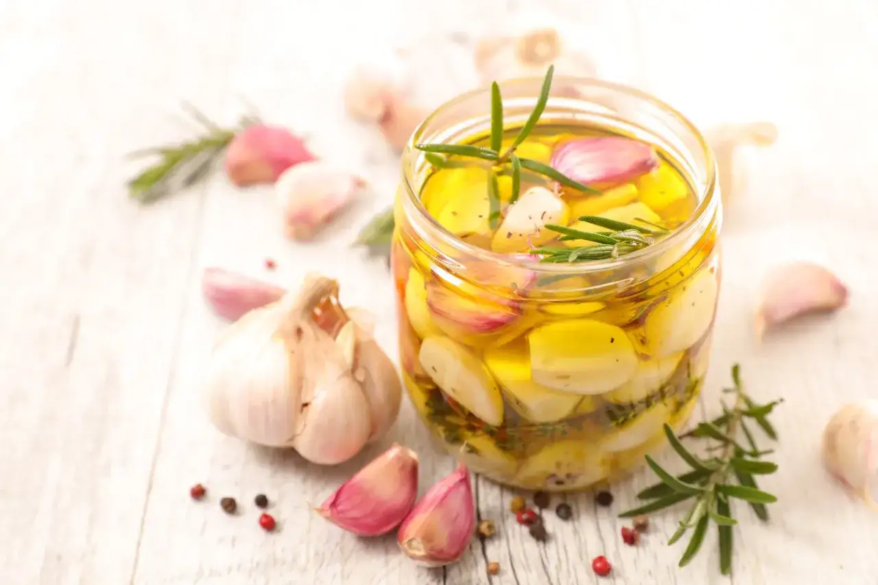 Zielona oliwa jak zrobić - sprawdzony przepis na aromatyczną oliwę ziołową