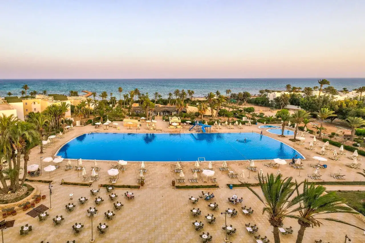 Basen hotelowy na Djerbie, idealny na wakacje. Dobre djerba castille opinie potwierdzają urok tego miejsca.