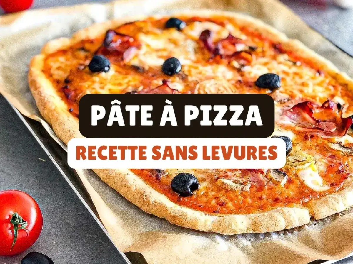 Pizza maison garnie d'olives et de jambon, sur une plaque de cuisson. Texte : Pâte à pizza, recette sans levures.