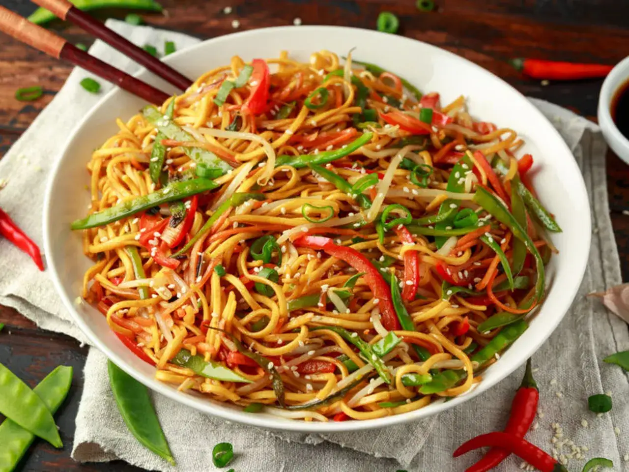 Miseczka makaronu chow mein z warzywami i pałeczkami.