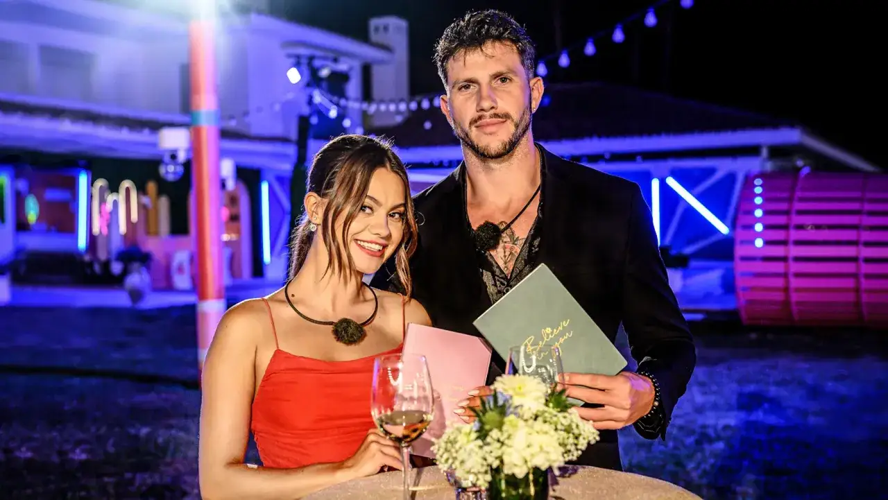 Para z Love Island, która wygrała, pozuje z uśmiechem.