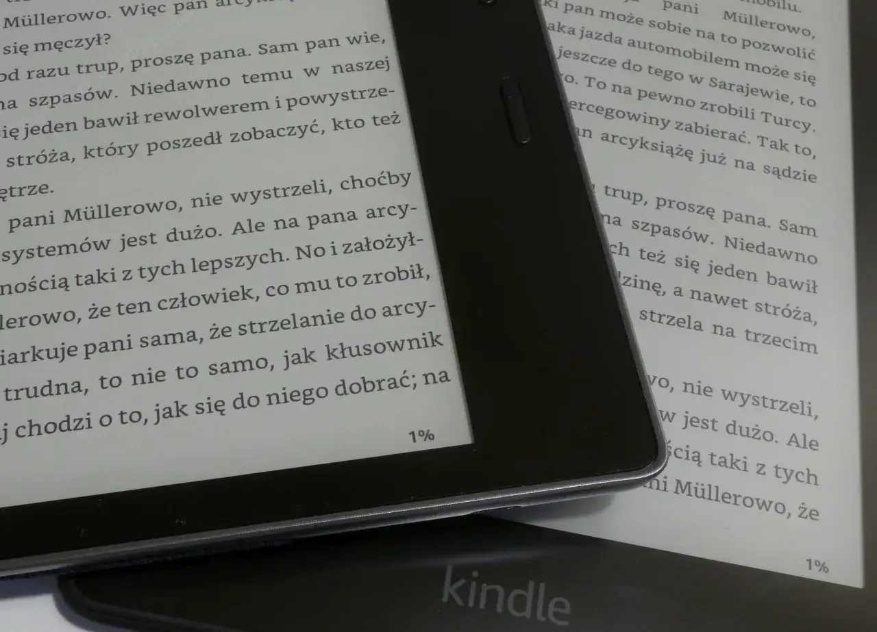 Kindle z książką, na ekranie tekst, który może pomóc w nauce jak kupić książkę na Kindle.