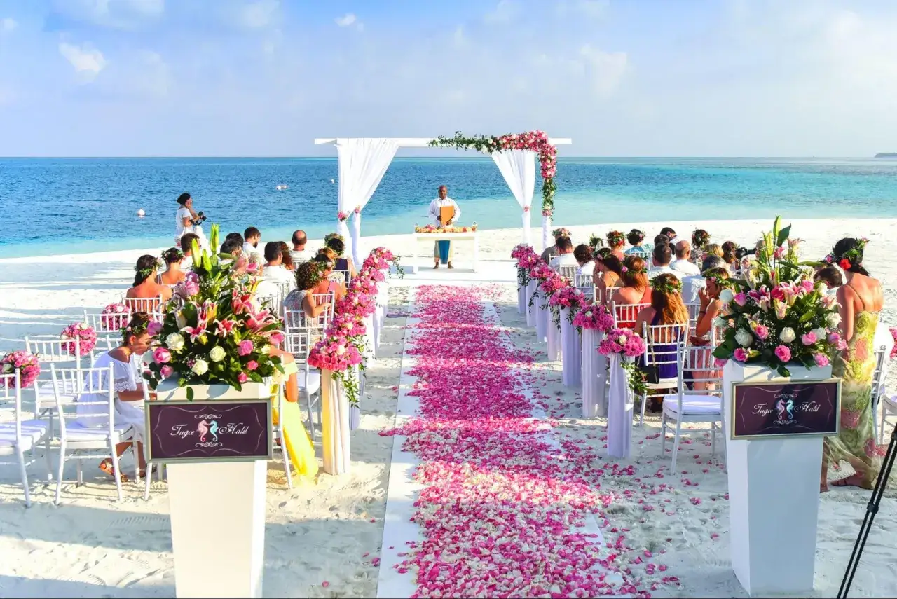 Piękna plażowa ceremonia ślubna. Czy ślub humanistyczny jest ważny? Tak, gdy jest pełen miłości i piękna jak ten.