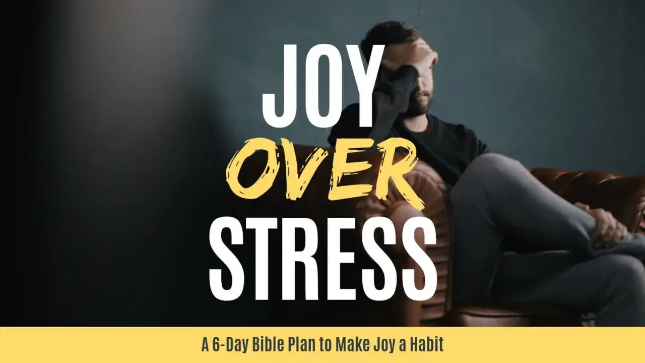 Mężczyzna siedzi przygnębiony, ale tekst "JOY OVER STRESS" i odniesienie do flp 4 13 sugerują, że siła do pokonania stresu pochodzi z wiary.
