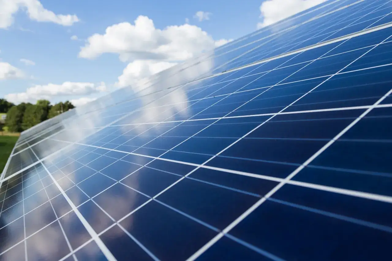 Comprendre les panneaux solaires photovoltaïques : avantages et coûts