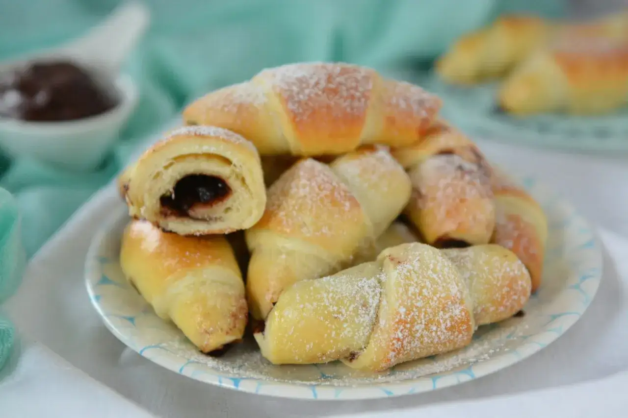 Rogaliki drożdżowe z czekoladą, posypane cukrem pudrem. Smak dzieciństwa, jak u babci!