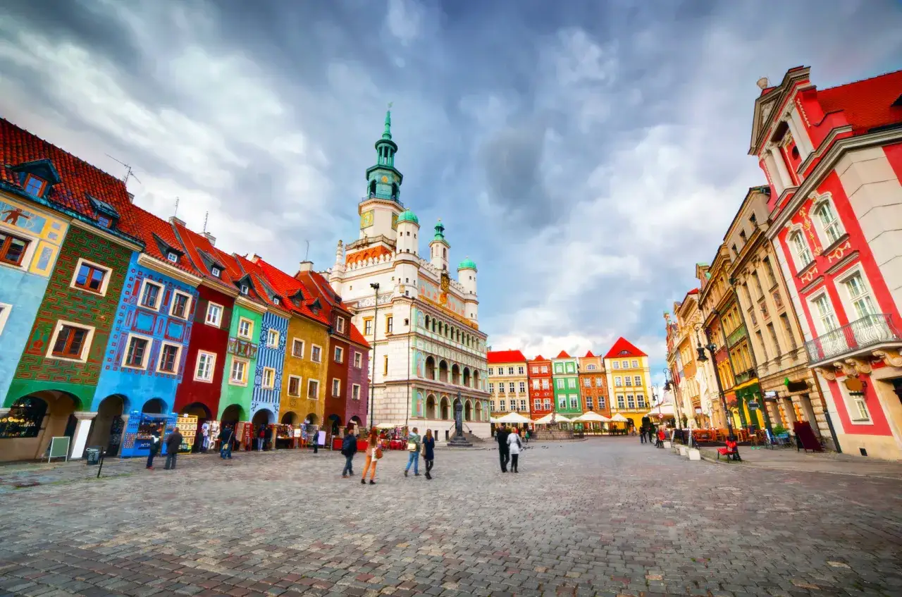 Kolorowy Rynek w Poznaniu, idealne miejsce, by zobaczyć, co zwiedzić w Poznaniu. Ratusz i kamieniczki zachwycają.