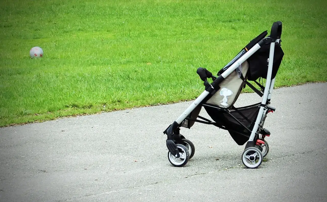 Jak przewieźć wózek dziecięcy samolotem bez stresu i problemów