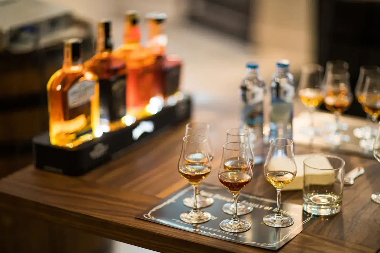 Bimber a whisky - Poznaj różnice, których nie widać w kieliszku