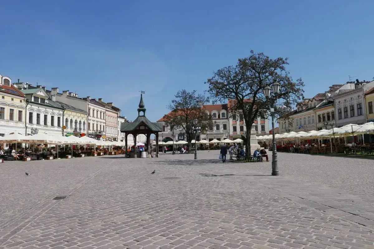 Rynek w Rzeszowie, idealne miejsce, by zacząć zwiedzać miasto. Kawiarnie, zabytkowe kamienice i ratusz czekają na odkrycie.