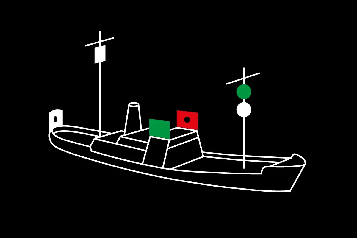Ein Boot mit Positionslichtern: grün und rot auf dem Deck, grün und weiß am Mast. Die Bedeutung der Positionslichter am Boot ist entscheidend für die Sicherheit.