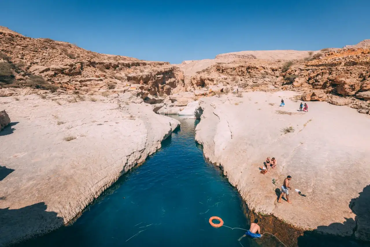 Wadi Shab w Omanie, idealne miejsce na ochłodę. Kiedy najlepiej jechać do Omanu? W chłodniejszych miesiącach, od października do kwietnia.